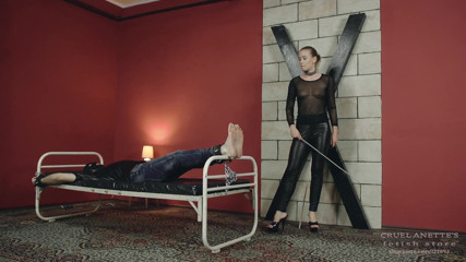 Cruel Anettes fetish world: Bastinado en la cama