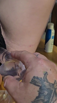 Närbild dildo spela inuti min tajta fitta