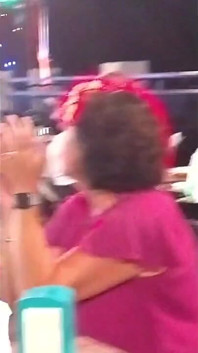 Latina sání velkého ptáka se snap filtrem