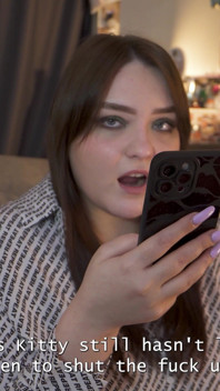 O poveste este o glumă în gură. Am putut doar să mug în timp ce mă futea cu un strap-on