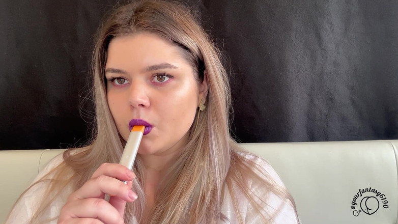Your fantasy studio: Blonďatá kouřová show s bombou