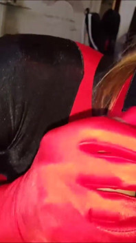 Pompino in costume da ragazza zentai deadpool