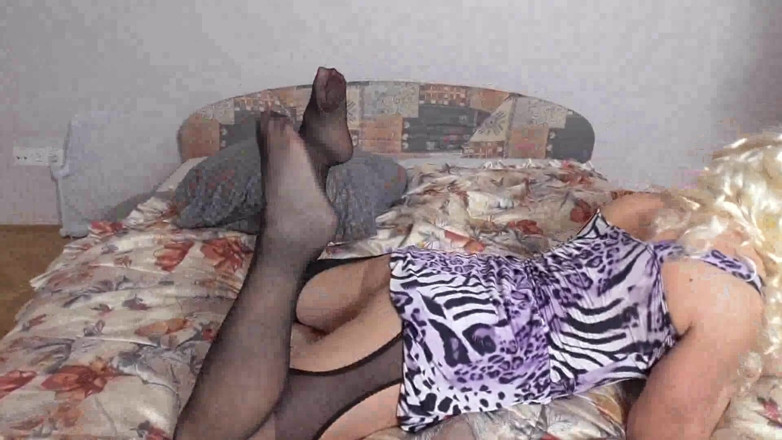 Femdom Austria: Awek kulit berkongkek dengan strap-on