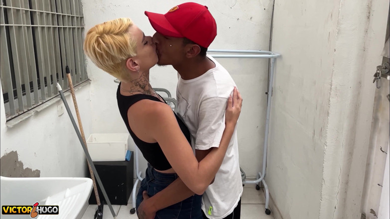 VictorHugo: Ele foi pedir água e acabou fazendo sexo com a jovem