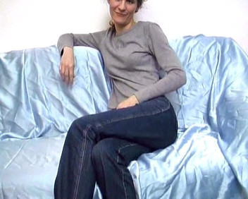 Deutsche Madchen: जर्मनी की काले बाल वाली बेब अपनी सुंदर चूत के साथ खेल रही है