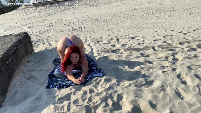 Electra Dominica: Si gode un pompino in spiaggia