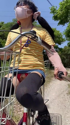 No. 228 Peeing in Split-crotch Shorts thumbnail