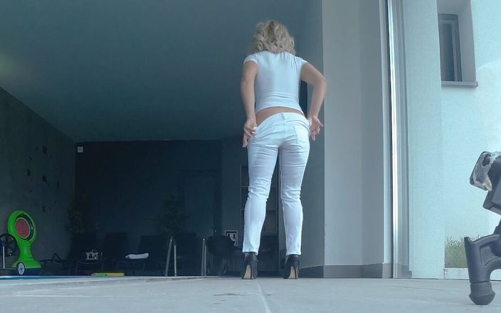 AproductionA: Zwitserse milf spijkerbroek nat maken