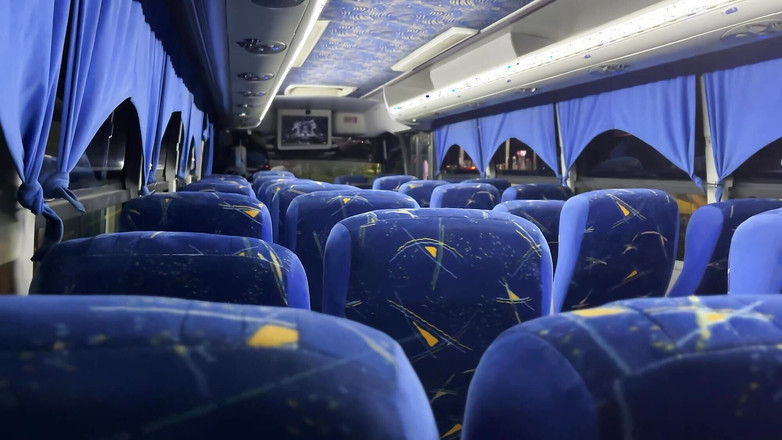 cxlila: Sug pula unui pasager necunoscut într-un autobuz real și el ejaculează în gura...