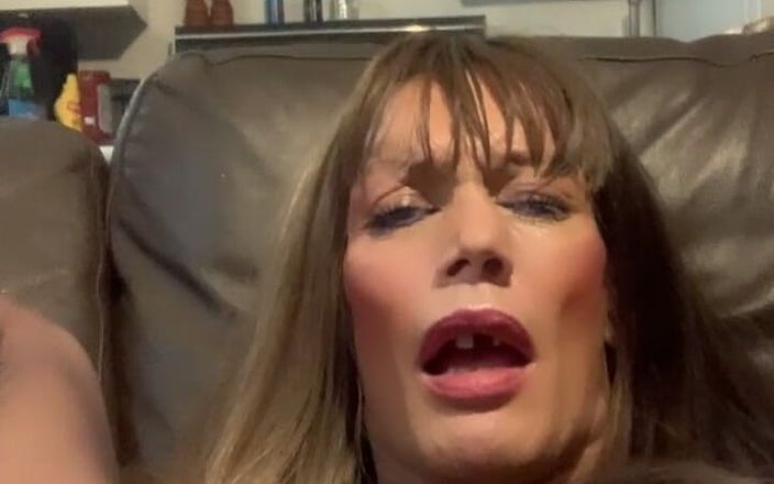Lisa Luvly: Accarezzo il mio clitoride duro