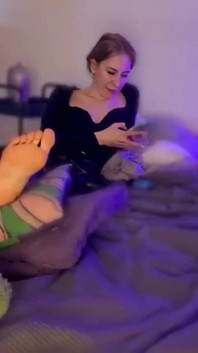 Er Schnüffelt, Leckt Und Küsst Meine Pantoffel Und Meine Füße