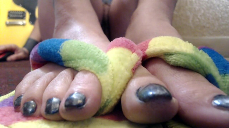 Abby Anna: Nahaufnahme, wackelnde flip-flops nackt