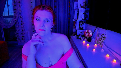 Almaz FireFox: Kızıl saçlı kadın oldukça müzik altında hareket ediyor