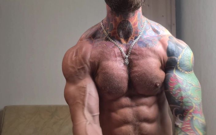Valdemar Santana: Tatuerad jock blir oljad och visar muskler