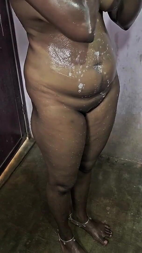 Tamil Young Housewife Bathing (Tamilnilavu) Tamil Young Housewife Bathing (Tamilnilavu)