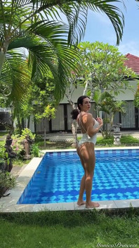 Ao ar livre, pose de árvore de ioga e provocação em bodysuit see-through na piscina