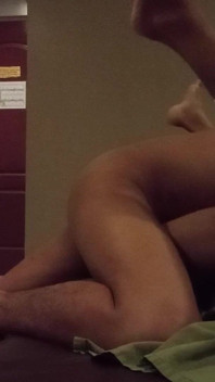 Nechala jsem svého sexy a sexy přítele tvrdě mě šukat, dokud se mi nevystříká do zadku