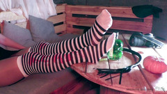 Mistress Legs: I piedi della padrona ti stuzzica e ti ignorano