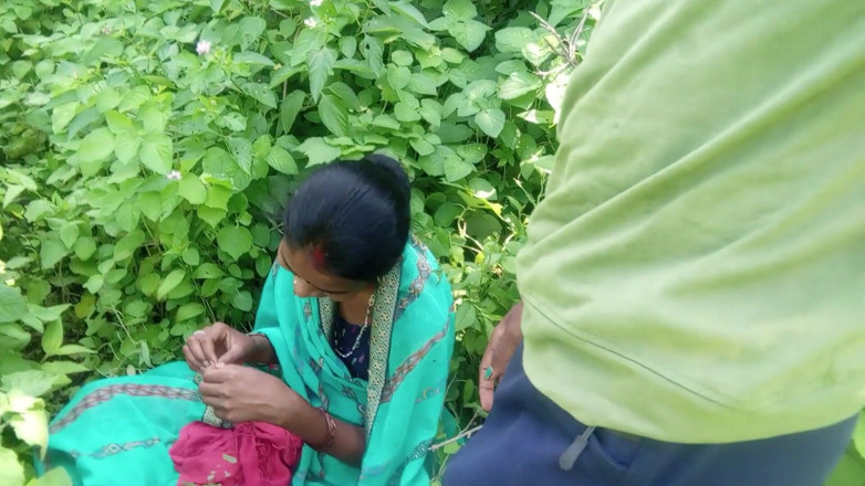 Premi pooja: आज दोपहर भाभी ने देवर को जंगल में बुलाया और धीरे-धीरे उसे चोदा ।