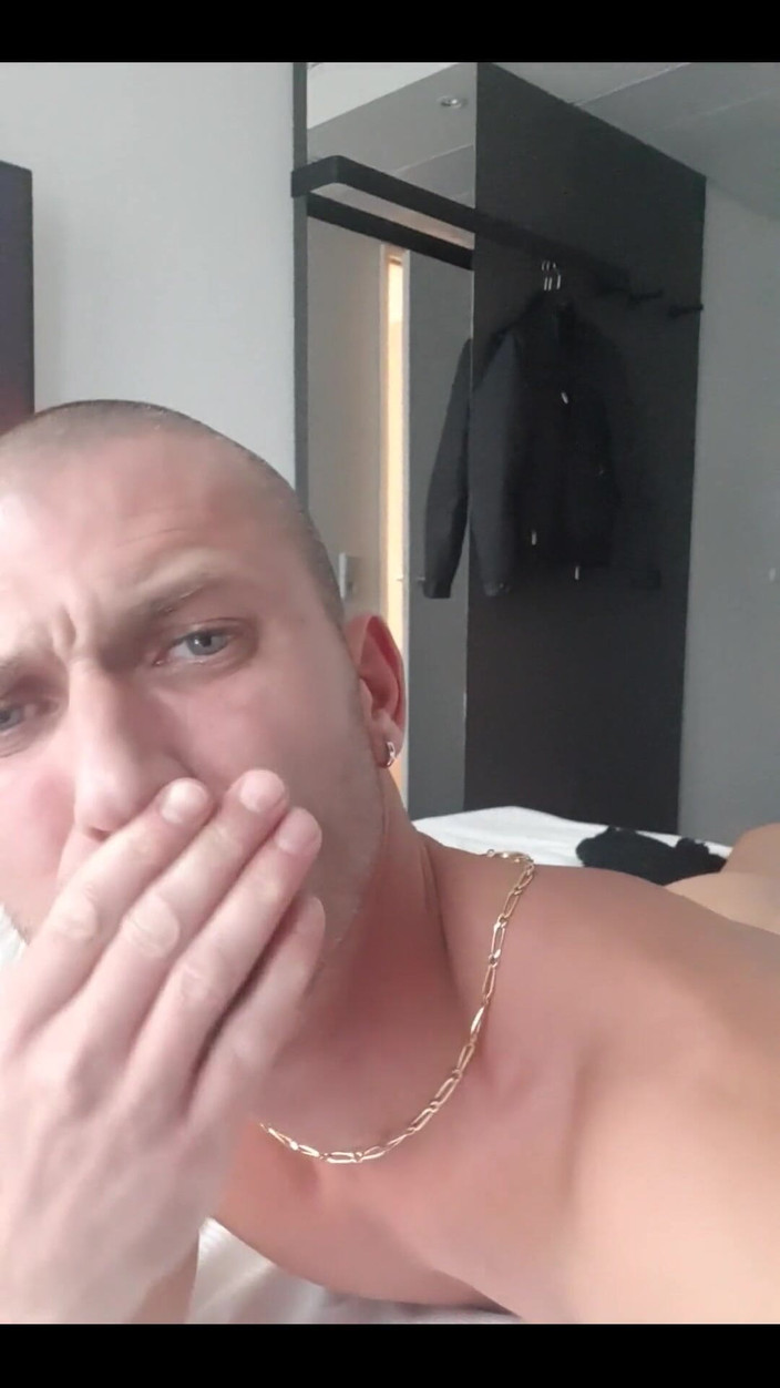 Boy jerking off: Ich bin schon geil in Berlin im hotel
