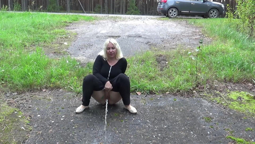 Golden Rain 97 - Piss on Roads (Lady Rose pee pee) Golden Rain 97 - Piss on Roads (Lady Rose pee pee)