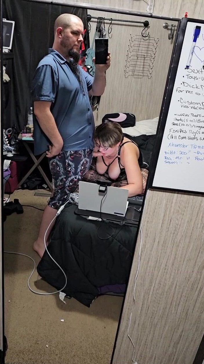 Funhousewife69: Yatak odasında yürüdü ve bana yarağını emdirdi