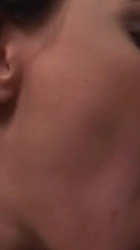 Tetovaná prsatá brunetka MILF uctívá ptáka jazykem