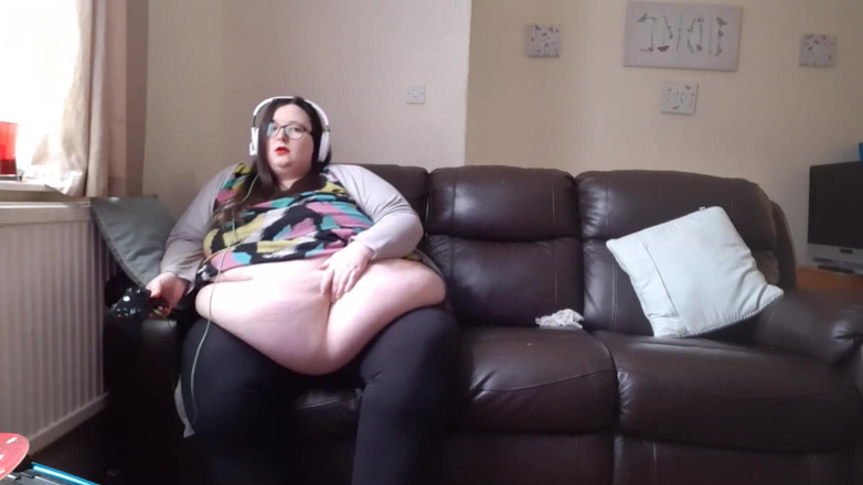 SSBBWLadyBrads: ぽっちゃり系SSBBWは腹でビデオゲームをプレイします