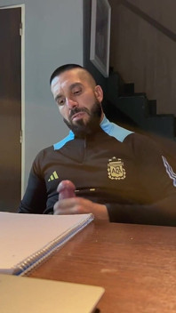 Je jouis et je le lèche directement depuis mon gland