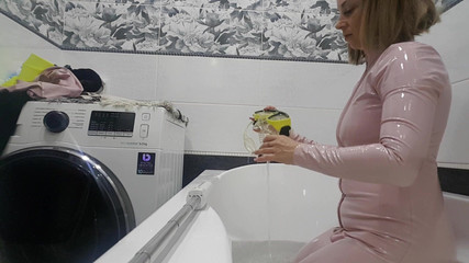 LarisaCum: Yeni bej lateks takımım ve küvette banyo yapıyorum