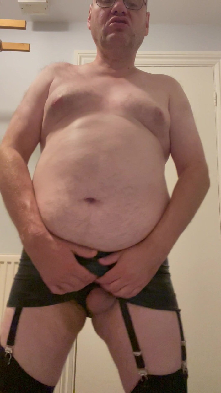 Julian sharp: Julian sharp lagi asik muasin memeknya pakai stoking hitam