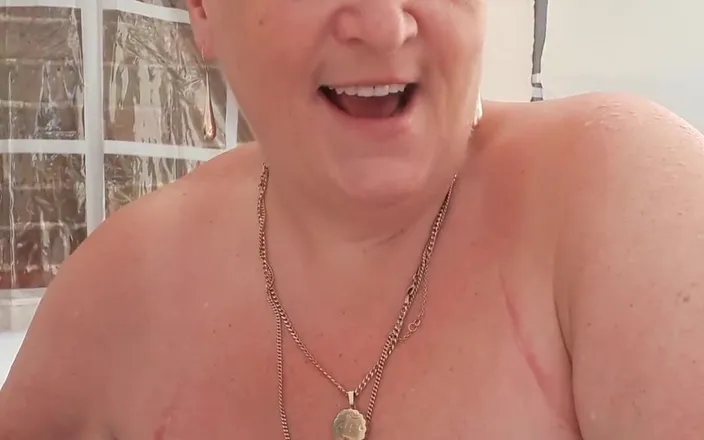 Uk Joolz: Cum join me in the hot tub