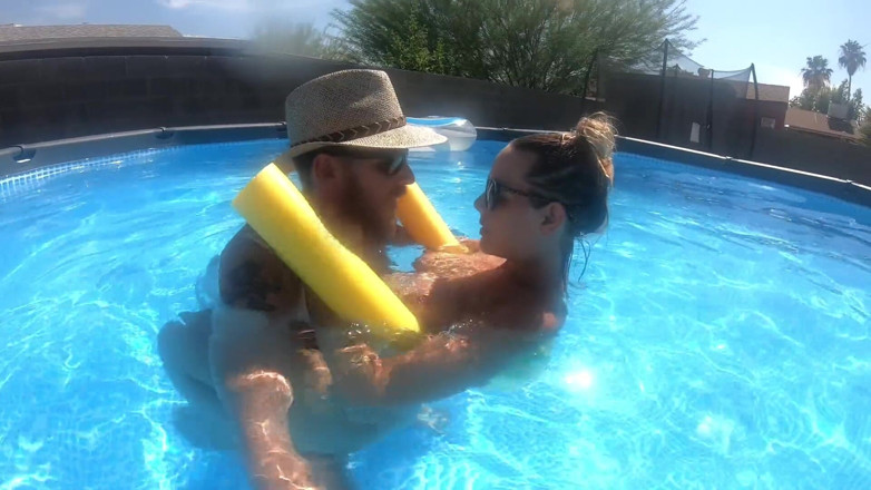 Mya Lane: Sexe risqué dans la piscine devant une femme enceinte de 9...