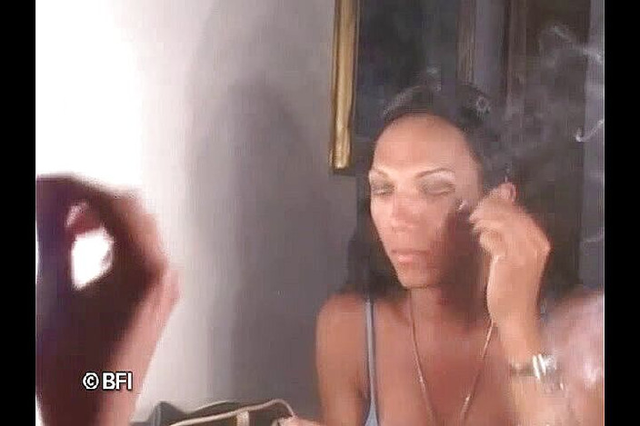 Combat zone transsexual barebacking: 长腿的金发女演员missy在后喝