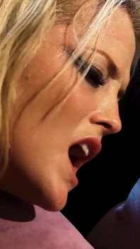 Gyllene blonda Alexis Texas Deepthroats och får sitt ansikte täckt i sperma