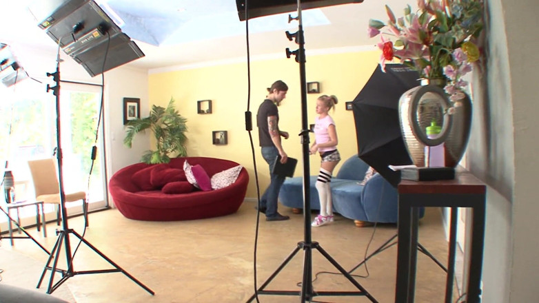 The Babe Next Door: Když máte dospívající sousedku děvku, je zaručeno, že šuká každý den