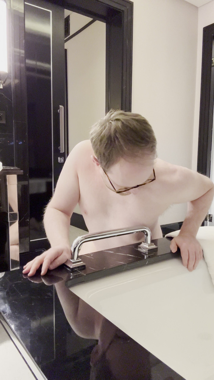 BiBoy: Tření zadku o rukojeť ve vaně