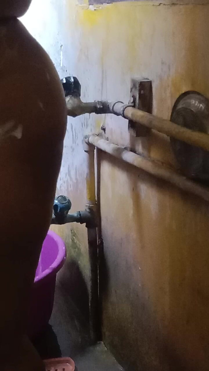 Tamil Anti Uma: Awek Tamil sedang mandi di bilik air ibu tiri saya...