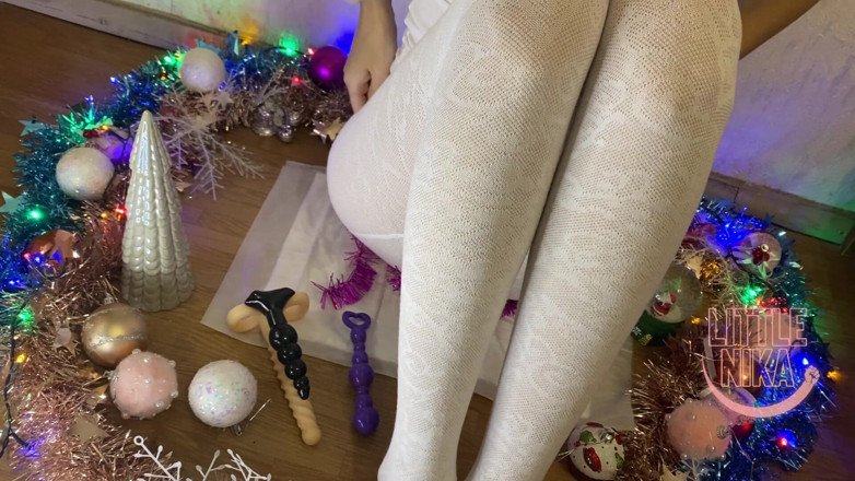 Little Nika: Slank meisje trekt zich af met Kerstmis (vol)