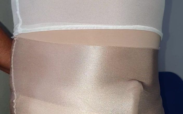 Sexy shinny clothes: Saia de cetim líquido e cuecas de nylon
