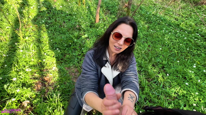 Mia Maripolla: Forest Handjob: a Couple Gets Naughty - ela mostra seus peitos...