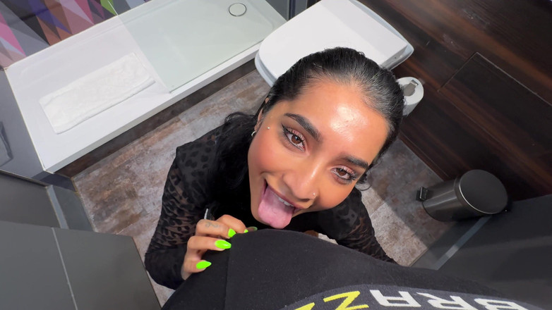 Yasmina Khan: Danny D выехал меня вниз в публичных туалетах