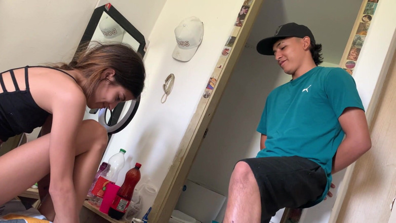 TUflacasex123: Eu vou no quarto da minha meia-irmã para ela e...