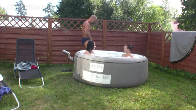 FinAdult Videos: Mr Lothar and water games in the group
