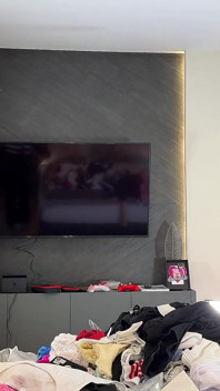 Sexy brunetka hubená šprtská dívka s brýlemi zkouší zátah pro krátké sukně minis a šaty Spolu s nahotou a mnoha kamerami