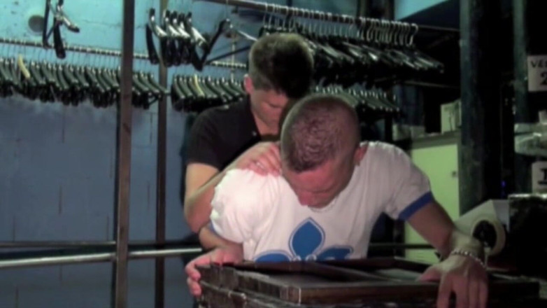 Gaybareback: Straigth barman šuká v baru