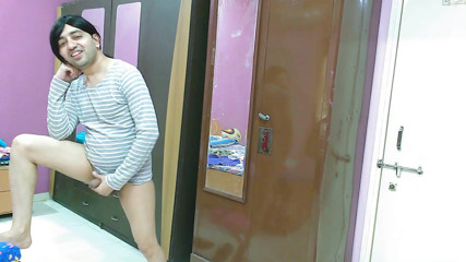 Cute & Nude Crossdresser: Douce tapette travestie femboy sucette douce dans le t-shirt de...