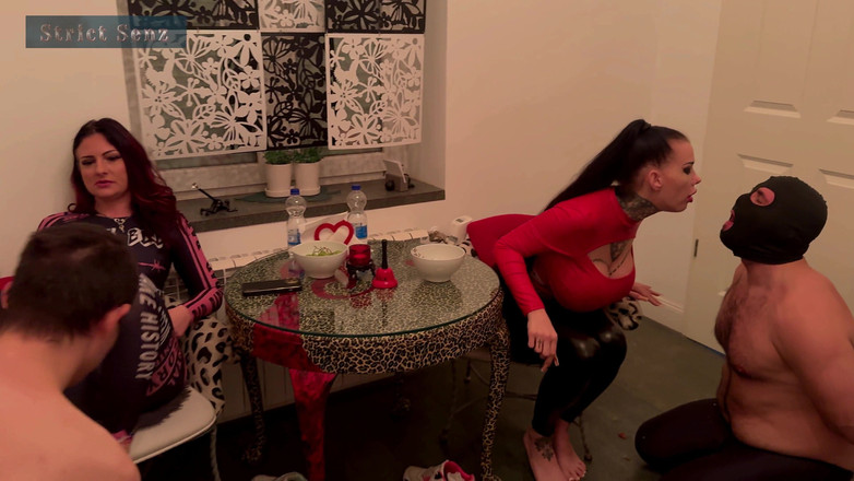 Strict Senz: 맨발로 핥고, 맨발로 음식을 분쇄하고, 맨발로 재갈 물리고, 침을 뱉는, 2부
