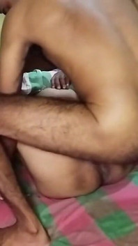 Ibu tiri montel mengongkek pelbagai posisi dan creampie di Vagaina