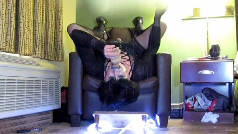 Ass destruction of a hetero sissy slut: Salivoso gola con un dildo
